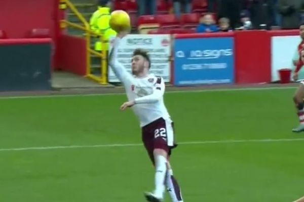 Momak, gde je mozak? Smečovao loptu u 87. minutu i skrivio penal poput Vidića! (VIDEO)