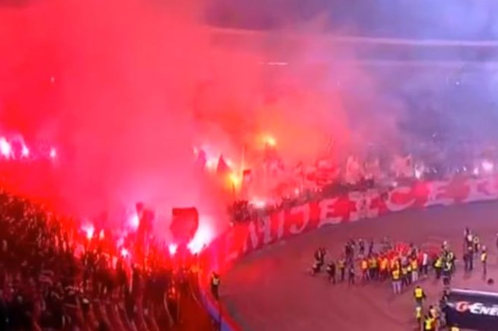 Delije sa igračima uz još jednu bakljadu proslavile jesenju titulu u Superligi! (VIDEO)