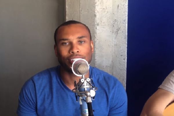 Hit! Kad crnac iz LA zapeva narodnjake! Pokidao je Uvenućeee narcis beli! (VIDEO)