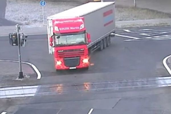 Voz u punoj brzini razvalio kamion! Da ne verujete kako je prošao vozač kamiona! (VIDEO)