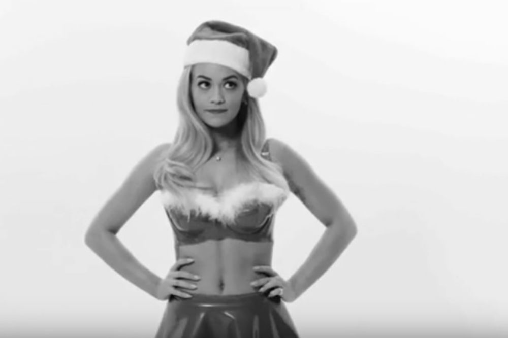 Sa njom je zima vrela! Rita Ora zaigrala kao seksi Deda Mrazica! (VIDEO) (FOTO)