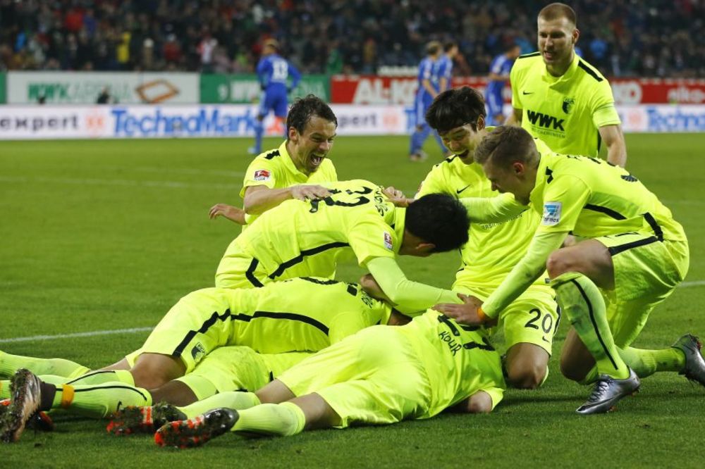Augzburg posle Partizana u poslednjim sekundama pobedio i Šalke! (FOTO) (VIDEO)
