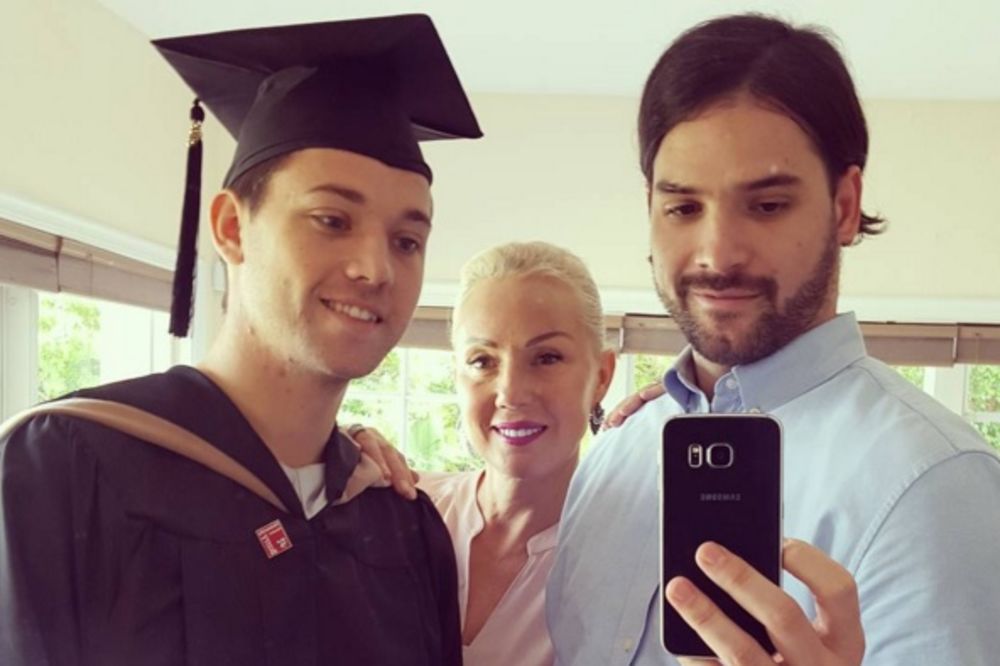 Umiraćete od smeha kada vidite ovu blamčinu na dodeli diplome Breninom sinu (FOTO)