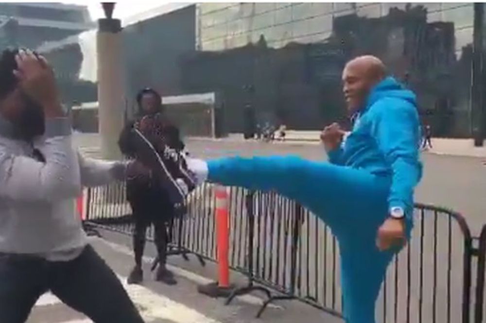 Šta se desi kada dva bivša UFC šampiona nalete jedan na drugog na ulici? (VIDEO)