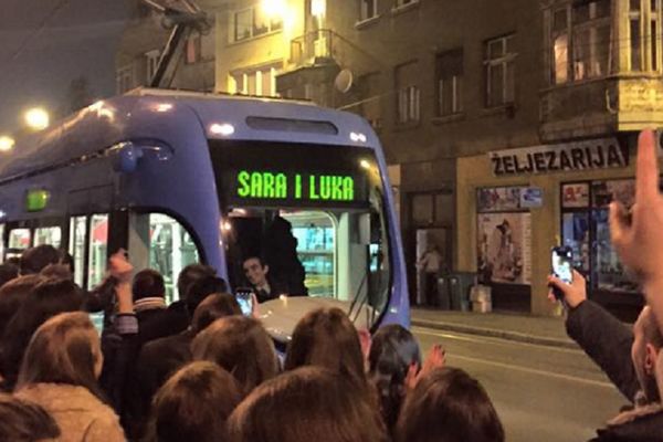 Tramvaj zvani Sara i Luka: Venčanje koje je svima navuklo osmeh na lice! (VIDEO)