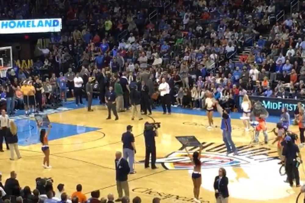 Navijač Oklahome naterao publiku da zaboravi na Vestbrukov trik u poslednjoj sekundi! (VIDEO)