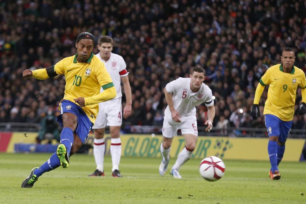 Ponižavao koga je stigao: 10 svetskih asova koji su pored Ronaldinja izgledali kao amateri! (GIF)