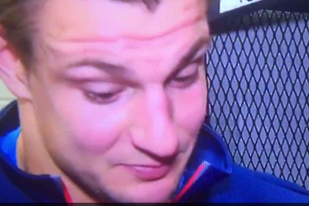 Jedva se suzdržavao da ne pukne od smeha kada god je reporterka rekla 69! (VIDEO)