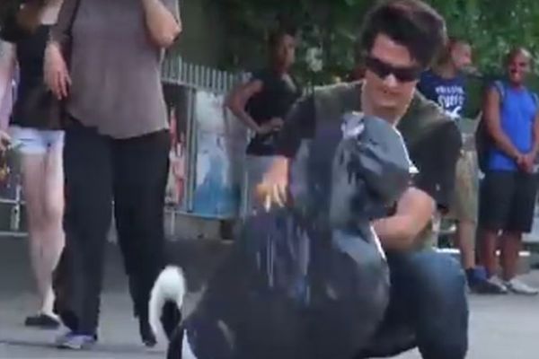 Brutalno je udarao psa, ali nije očekivao ovakve reakcije ljudi! (VIDEO)