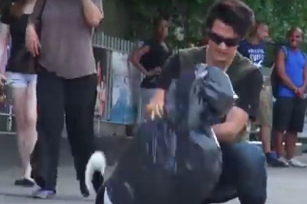 Brutalno je udarao psa, ali nije očekivao ovakve reakcije ljudi! (VIDEO)