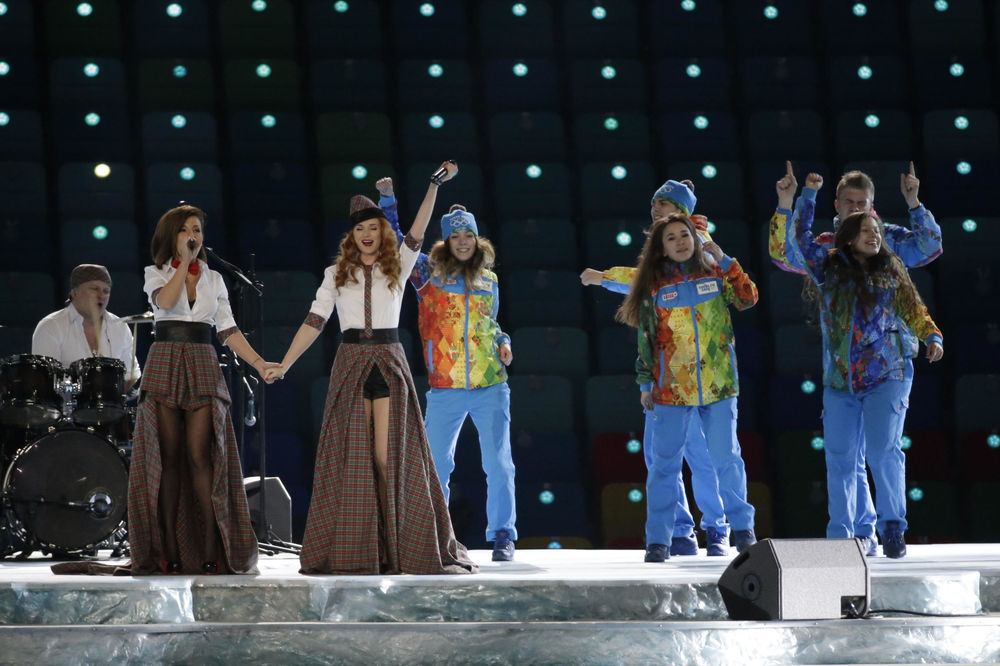 Ruski bend koji je šokirao svoju domovinu: Nekad lezbijka, a danas udata za Srbina! (VIDEO)