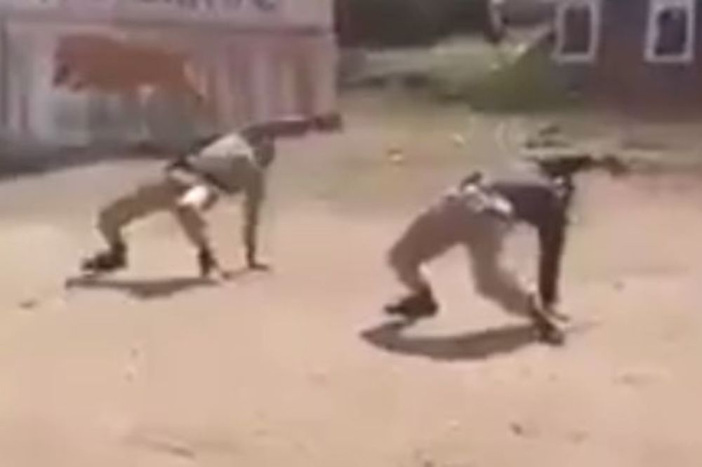 Nije nam jasno: Ovako vežba indijska policija na u streljani! (VIDEO)