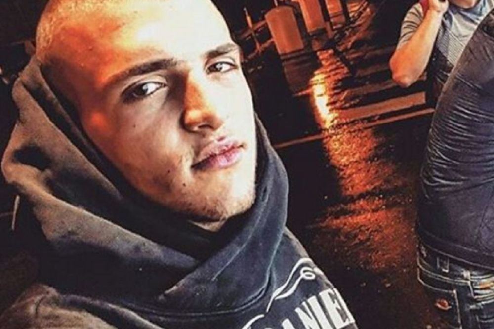 Automehaničar da bude! Možda je šmeker, ali jadna Maša ako Veljko ovako popravlja auto! (VIDEO)