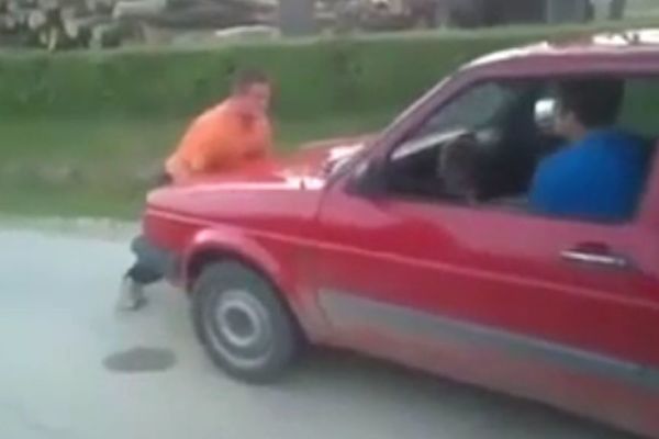 Kakav glupan: Gde si krenuo na Golfa, rođače? (VIDEO)