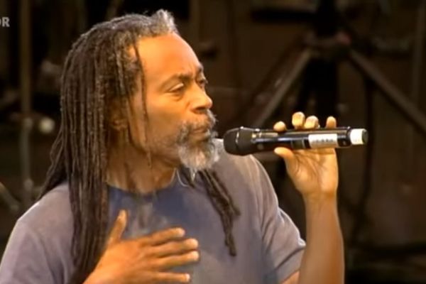 Nemoguće je da ne budete srećni kad on zapeva! Ne verujete? Probajte! (VIDEO)