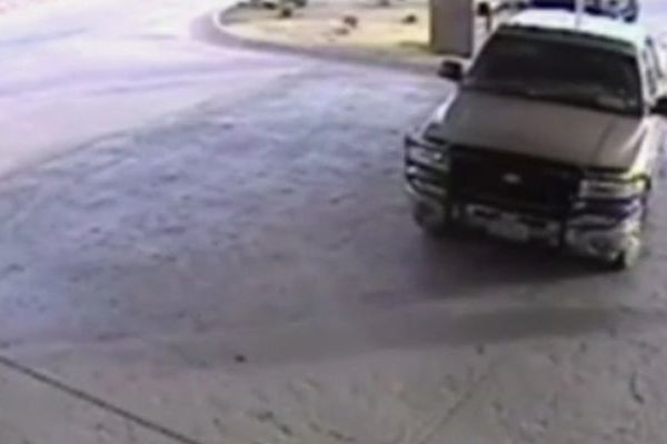 Naljutili ga, a onda se on zaleteo kolima i uleteo u hotel! (VIDEO)