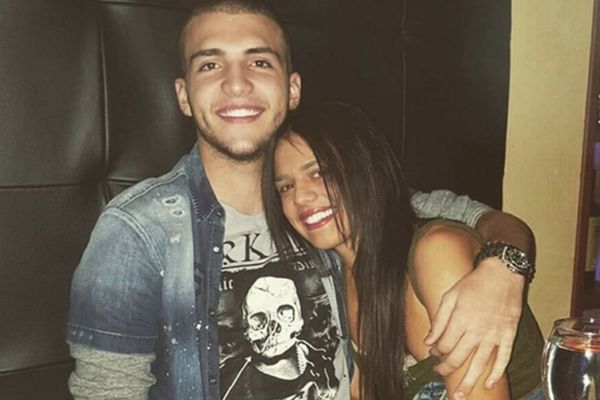 Šta će im reći roditelji? Veljko i Maša razgolićeni provode veče (FOTO)