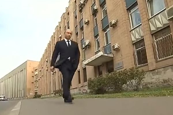 Nije bolestan: Naučnici konačno otkrili zašto ruski predsednik tako čudno hoda (VIDEO)