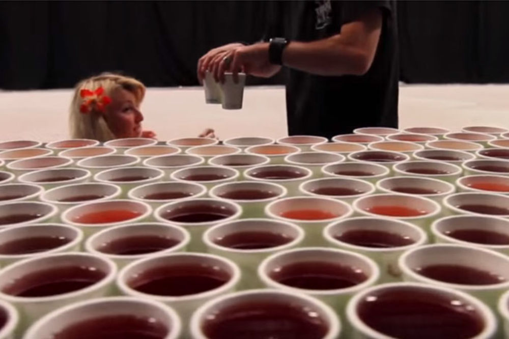 Ovaj mozaik napravljen je od 66.000 čaša vode (VIDEO)