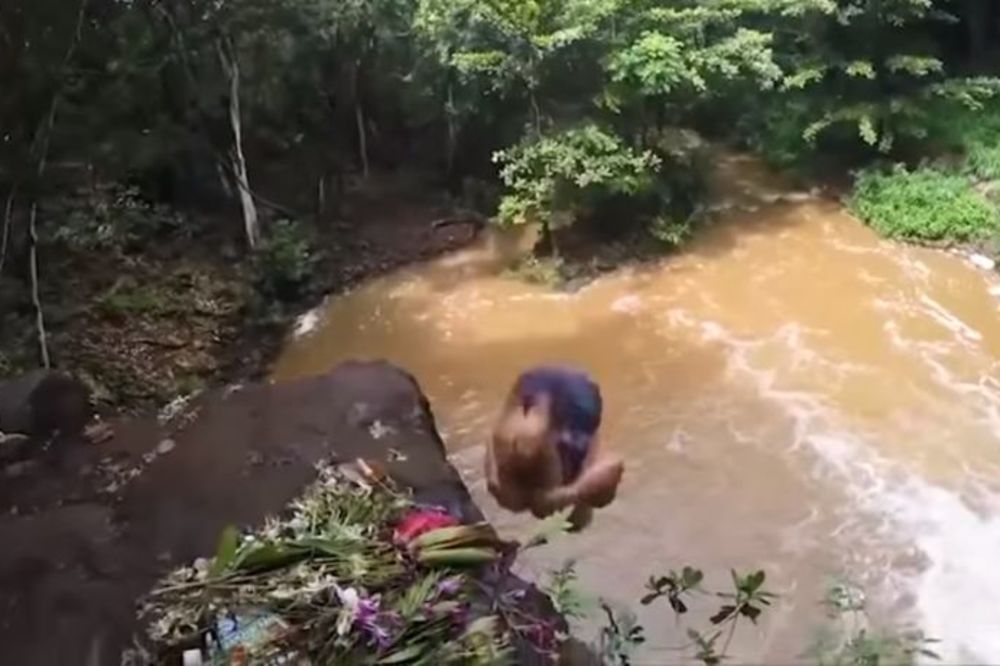 Napravio salto i skočio s litice: Zamalo da mu to bude poslednje! (VIDEO)
