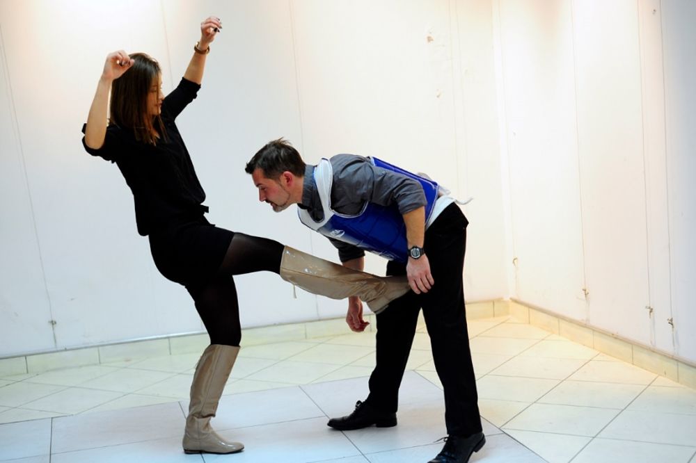 30 trikova za srpsku ženu Brusa Lija: Kako da za 2 dana naučite da prebijete silovatelja! (FOTO) (VIDEO)