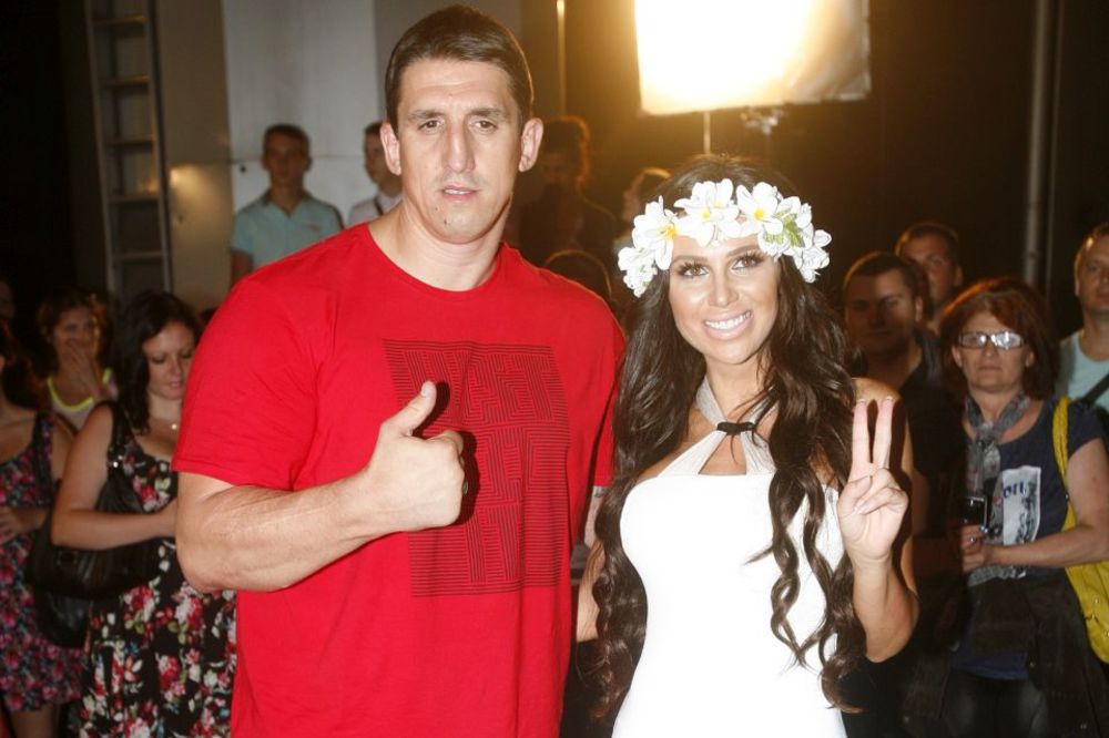 Ima erekciju od 7 sati, ali džaba! Kad Kristijan sad nije uspeo da namami Staniju na seks - neće nikad!