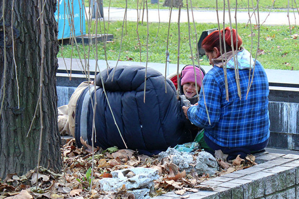 Srećna beogradska porodica: Tata pijan ko letva, mama broji keš, a dete ne veruje! (FOTO)