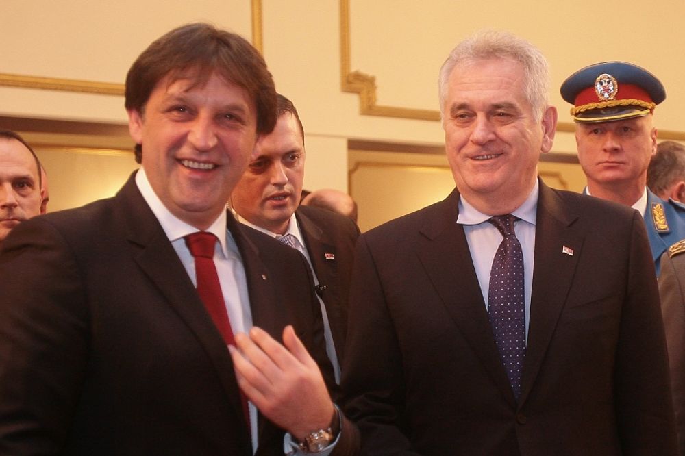 Gašić pravi žurku u ministarstvu! Ne samo da nije smenjen, nego još i slavi! (FOTO)
