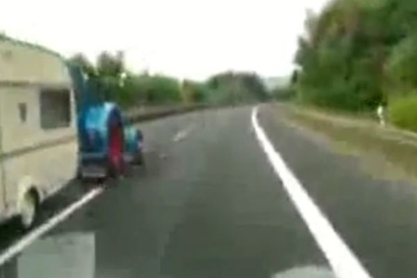 #ONOKAD te na nemačkom auto-putu pretekne fensi traktor! (VIDEO)