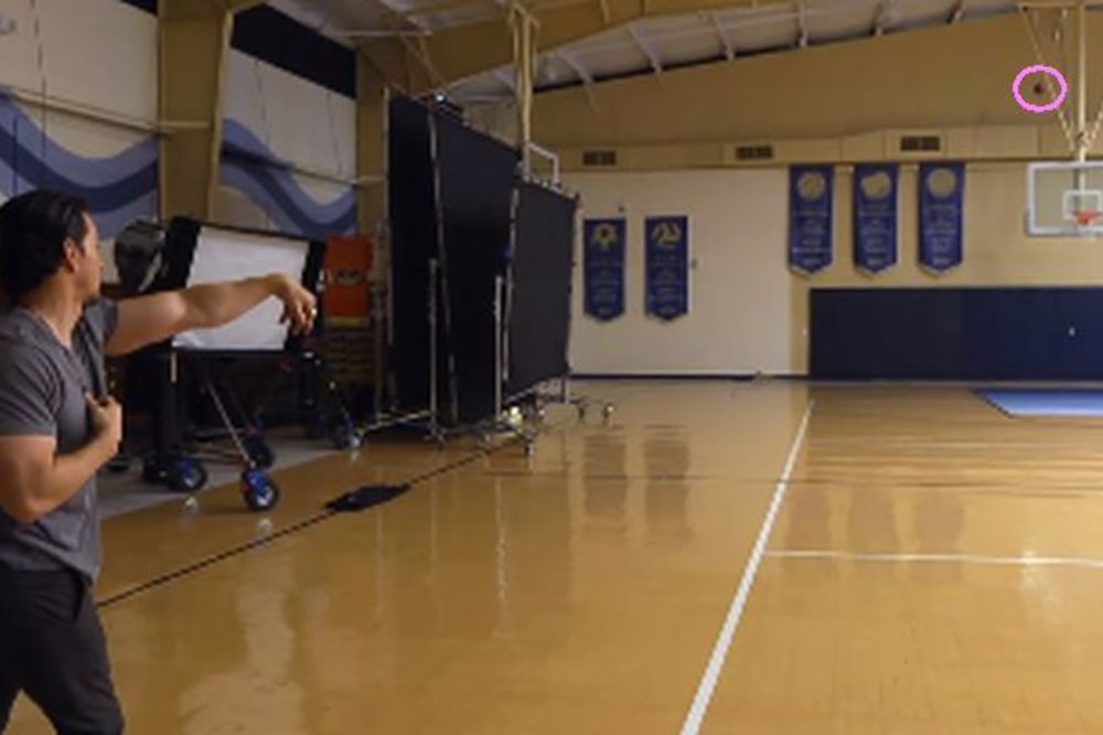 Može da bude kvoterbek: Mark Volberg pogodio koš preko celog terena sa loptom za NFL! (VIDEO)