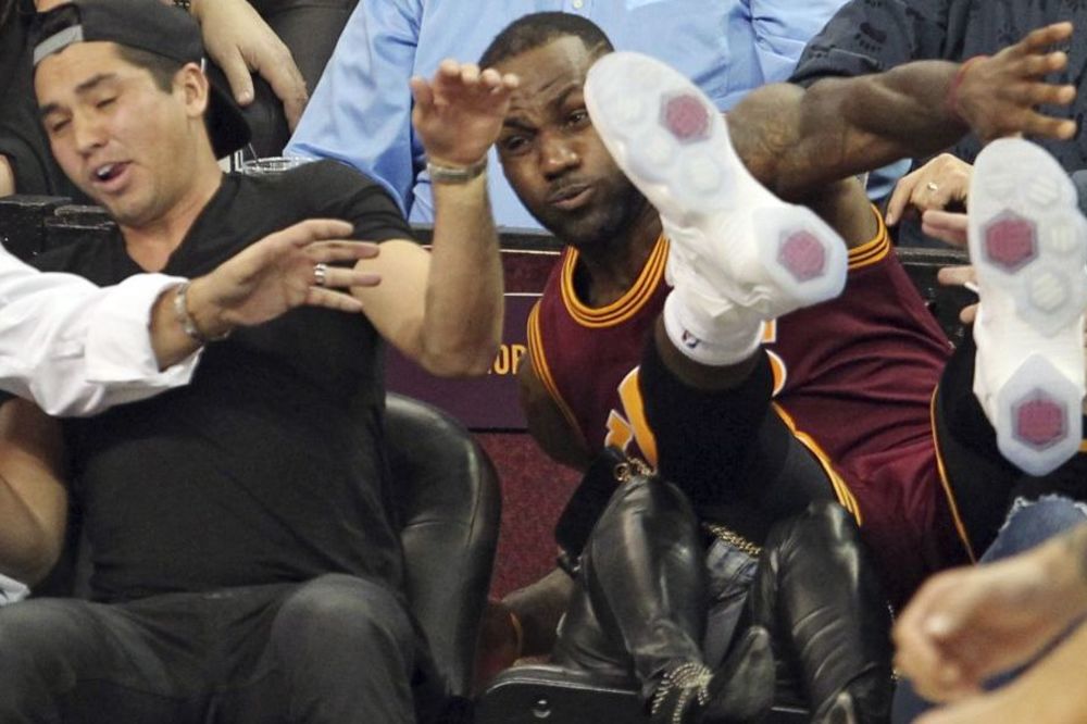 Džejms svom težinom pao na ženu golf šampiona i poslao je u bolnicu! (VIDEO)