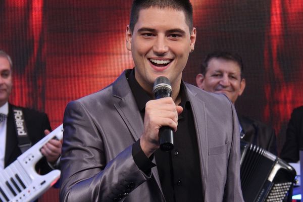 Perućica je tek par dana solo, a devojke ga već saleću!