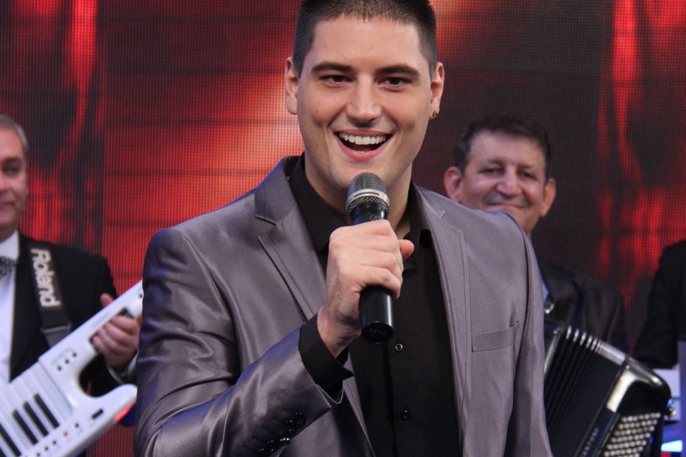 Perućica je tek par dana solo, a devojke ga već saleću!