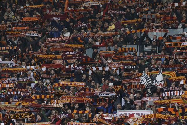 Nastavili tradiciju: Romanisti zasuli igrače jajima! (VIDEO)