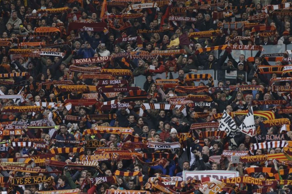 Nastavili tradiciju: Romanisti zasuli igrače jajima! (VIDEO)