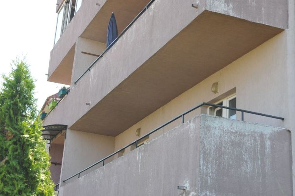 Bizarna smrt: Hrvat gađao mačku papučom, pa pao sa balkona i poginuo