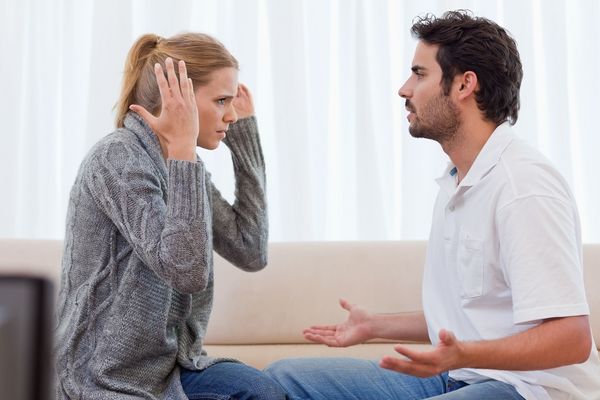 Razmišljate o zajedničkom životu? 10 muških bubica koje ženama najviše idu na nerve (GIF)