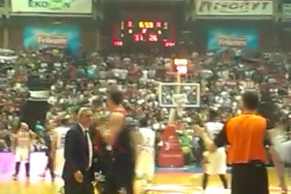 Pešićev temperament mu ne dozvoljava da se ne raspravlja sa sudijom! Čak ni protiv Zvezde!(VIDEO)