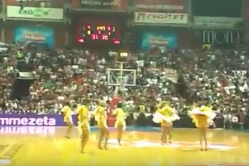 Zvezdine čirlidersice u provokativnim kostimima raspametile Delije! (VIDEO)