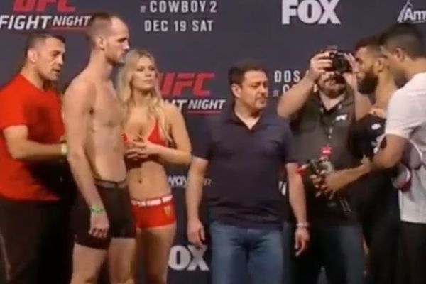 Viđali smo svašta, ali ovo ne: MMA borci tokom suočavanja isukali svoje mačeve! (VIDEO)