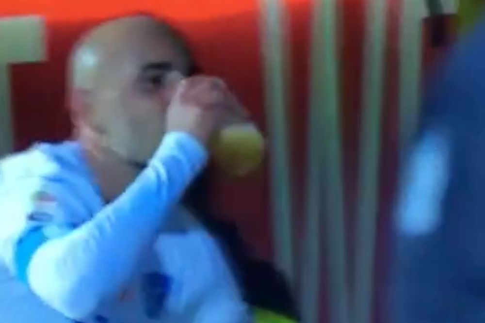 Legenda Serije A posle gola otrčala na tribine i popila pivo s navijačima! (VIDEO)