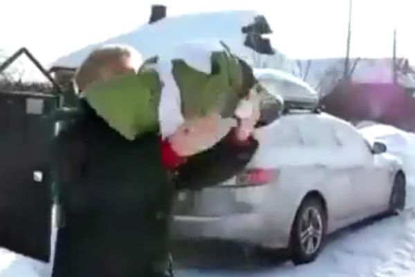 Kako je mali! Kako samo slatko poskakuje! Čekajte, pa ovo nije dete!? (VIDEO)