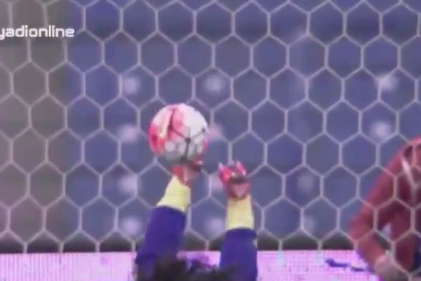 Ista scena 20 godina kasnije: Škorpion Renea Igite kao nekada! (VIDEO)