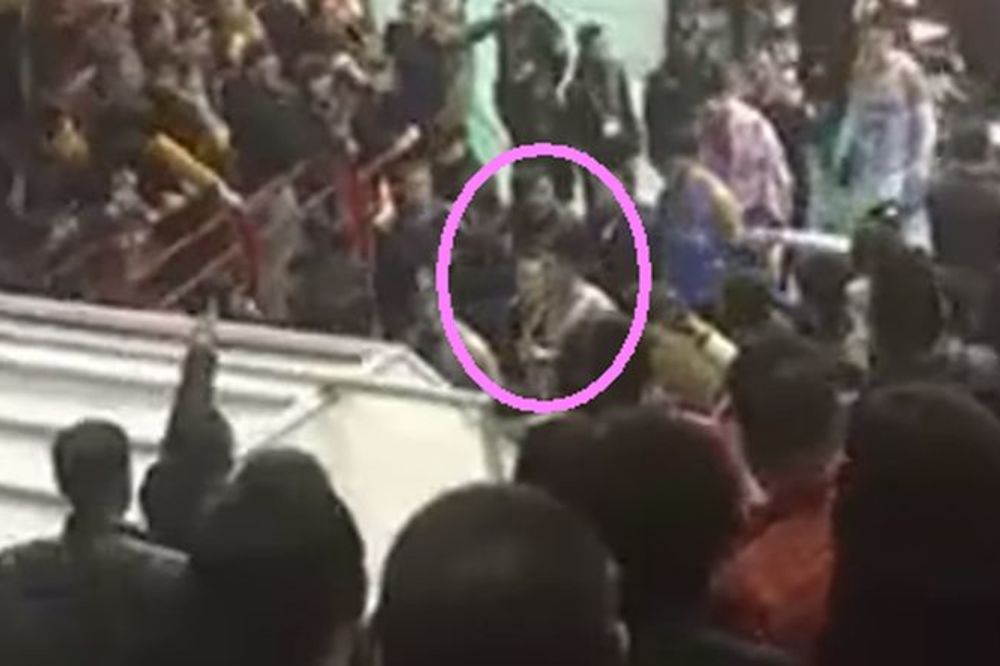 Krvi na sve strane: Navijač flašom razbio glavu igraču svog tima! (VIDEO)