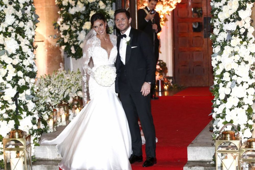 Svi su začuđeno gledali u Murinjov stajling na Lampardovom venčanju! (FOTO)