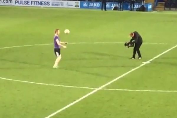 On je verovatno najgori zabavljač koga ste ikada videli na poluvremenu! (VIDEO)