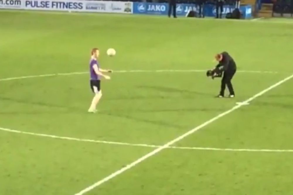 On je verovatno najgori zabavljač koga ste ikada videli na poluvremenu! (VIDEO)