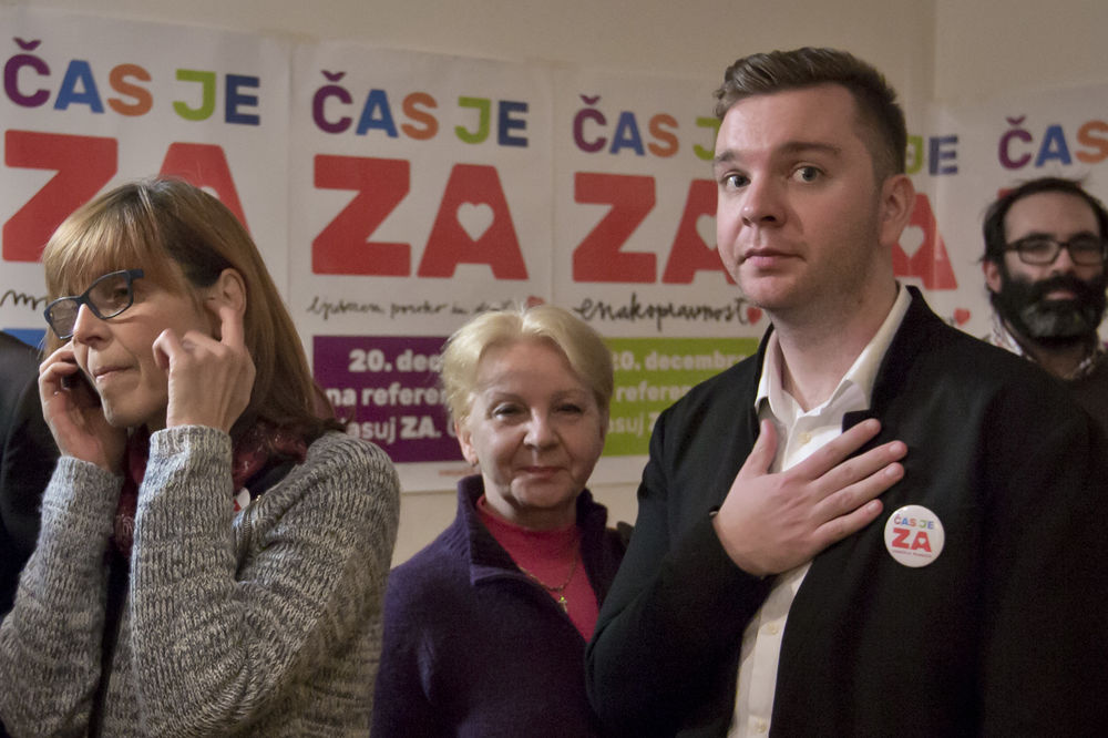 Slovenci ubedljivo odbacili gej i lezbo brakove! (FOTO)