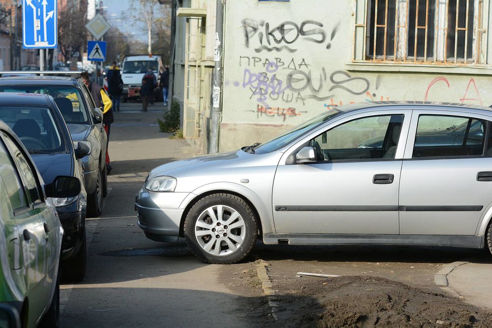 Ako vidite pare na šoferšajbni, brzo palite auto i bežite! U pitanju je prevara!