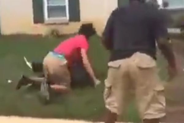 Grupa momaka maltretira dečaka s posebnim potrebama! (UZNEMIRUJUĆI VIDEO)